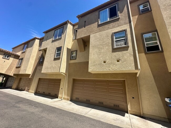 Building Photo - Two Bedroom Suite Townhome and Includes a Garage and Laundry!
