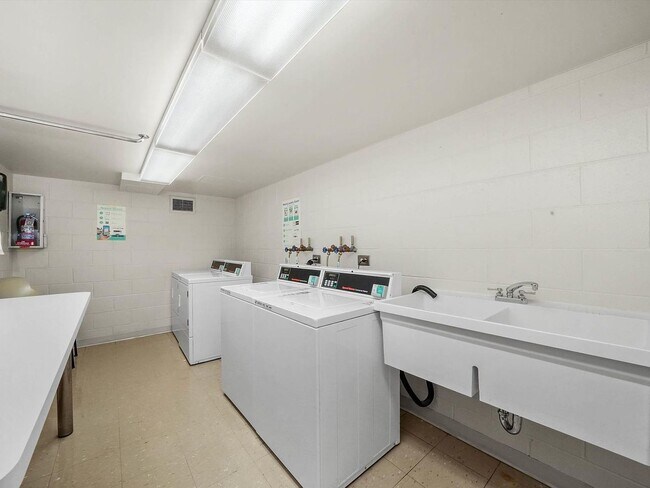 Building Photo - 175 E Delaware Pl