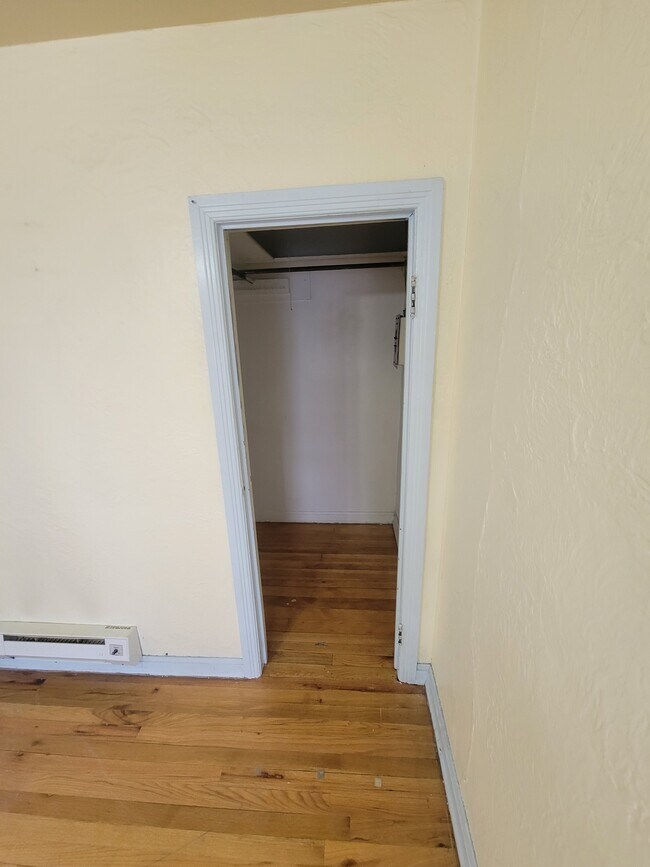 Building Photo - 2406 E 10th St