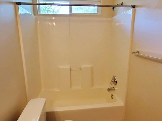 Building Photo - 2 Bd 1.5 Bath Duplex in Milcreek