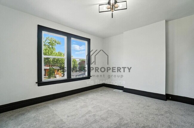 Building Photo - 889 E Livingston Ave