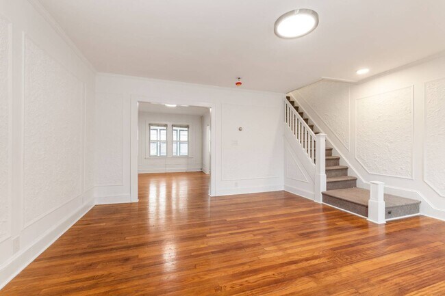 Building Photo - 67-135-135 Burns St