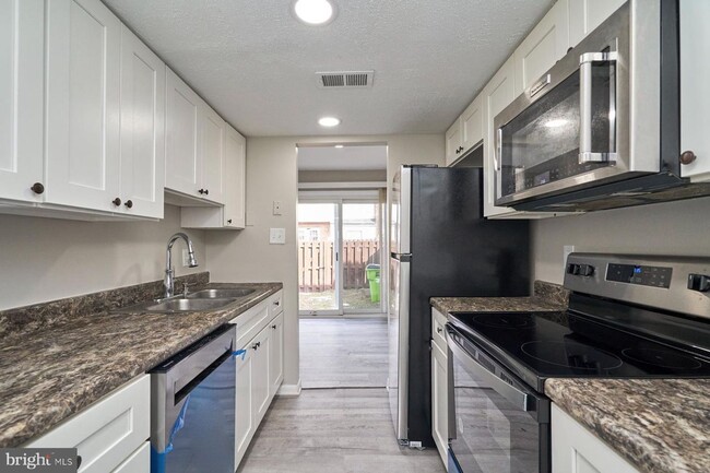 Building Photo - Charming 3-Bedroom Townhome in the Heart o...