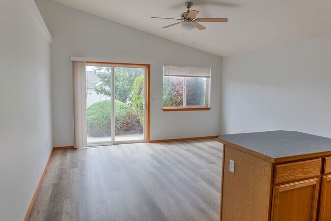 Building Photo - Single Story Home w/ HOA Provided Lawn Services