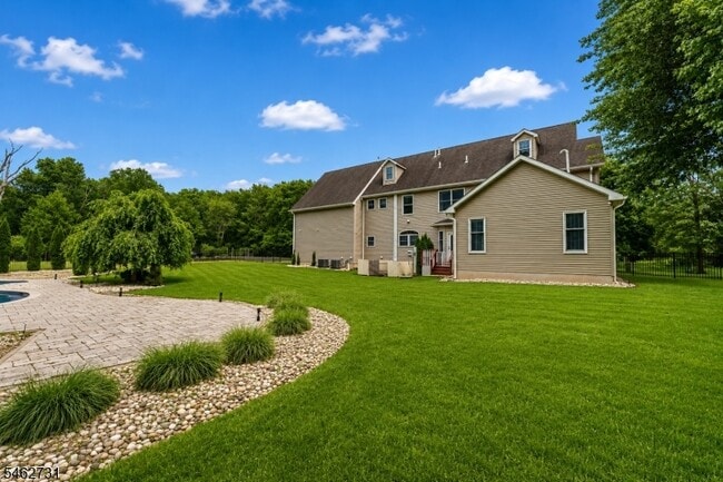 Building Photo - 164 E Mountain Rd