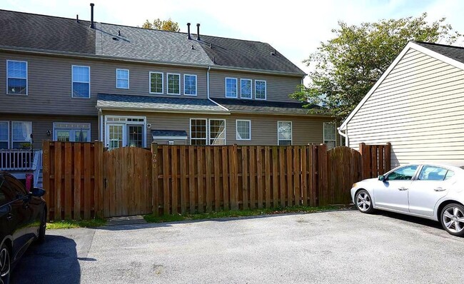 Building Photo - Beautifully maintained brick townhouse in ...