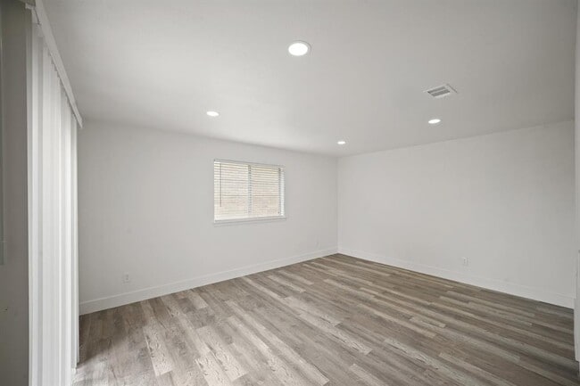 Building Photo - 6738 Prairie Village Dr
