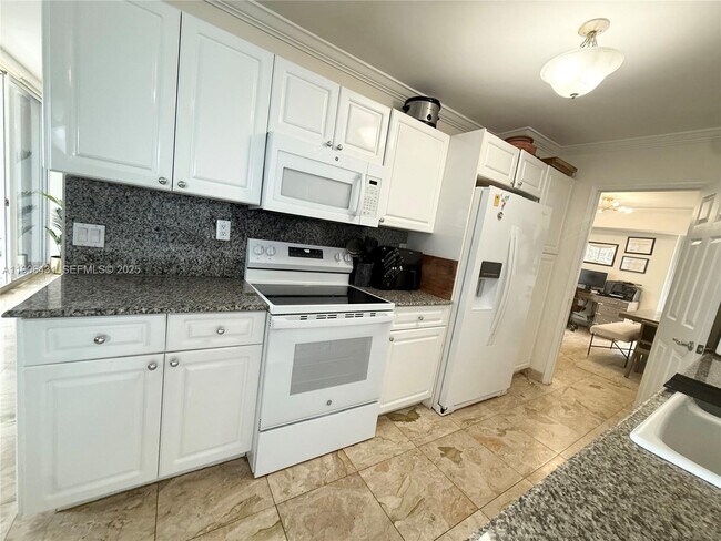 Building Photo - 16711 Collins Ave