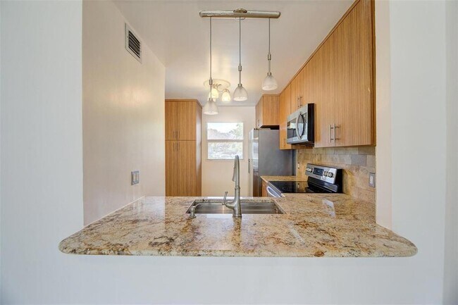 Building Photo - 113 Royal Pk Dr