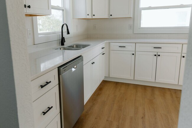 Building Photo - 114 Baker St