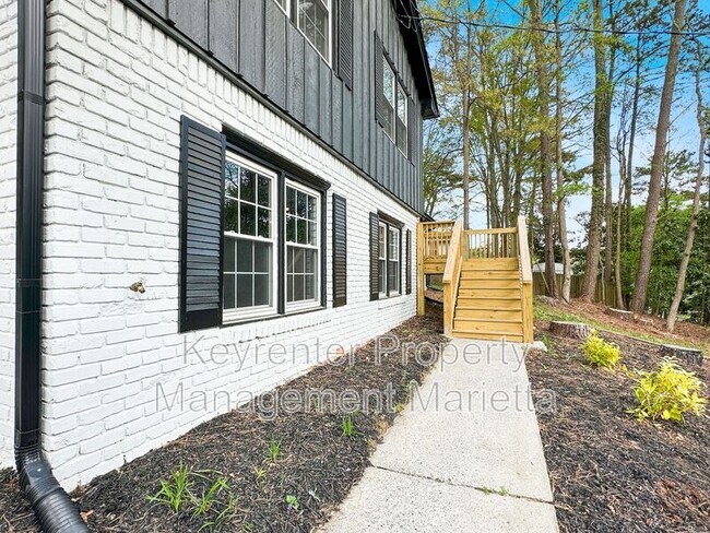 Building Photo - 651 Inglis Dr S E