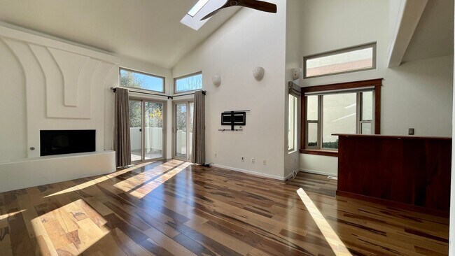 Building Photo - 591 Bluerock Dr