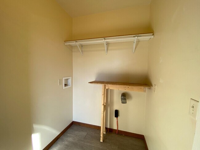 Building Photo - Two bedroom single family house within walking distance of Blessing Hospital.