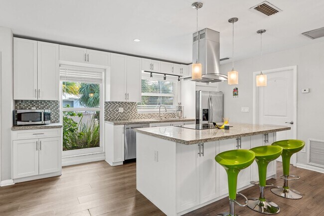 Building Photo - Single Family home on quiet street steps from the Intracoastal and Dining