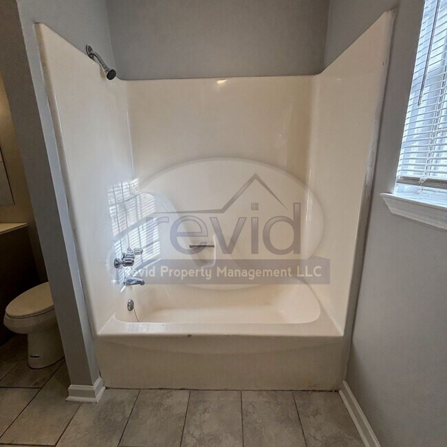 Building Photo - Recently Renovated 3Bed/1.5Bath Available ...