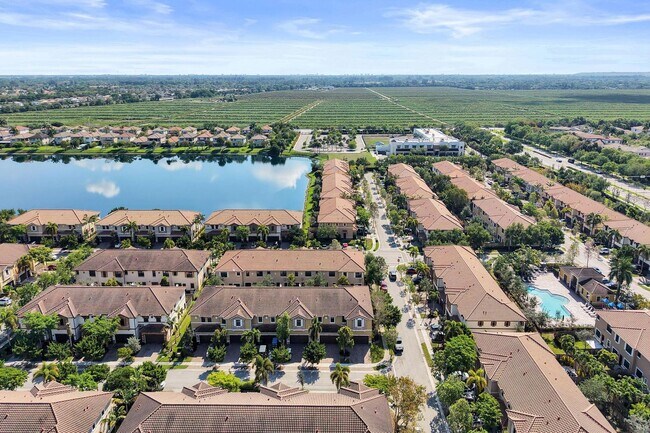 Building Photo - Gorgeous Townhome in Parkland