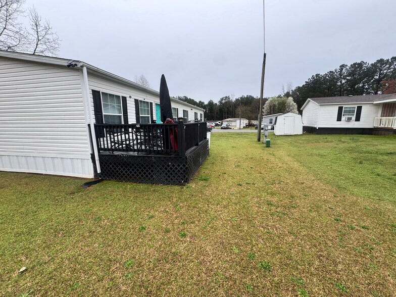 Building Photo - Room in House on Robin Ln