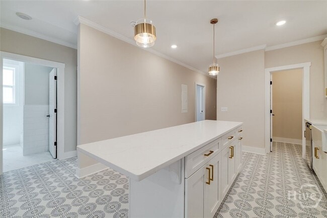 Building Photo - 905 E Park Ave