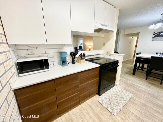 Building Photo - 225 S Tropical Trail