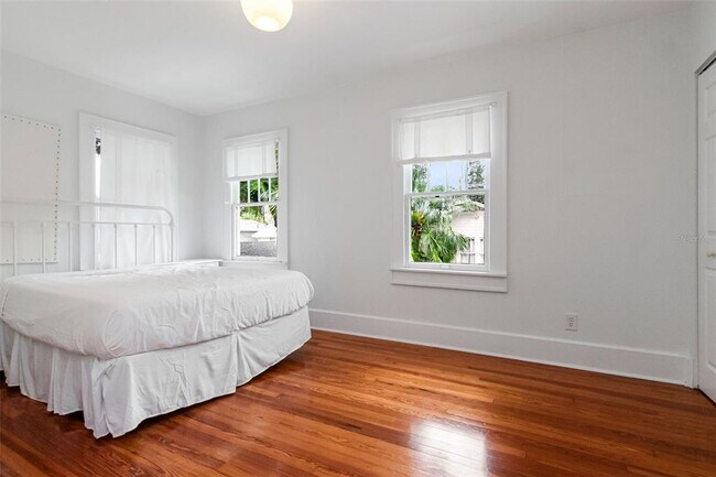 Building Photo - 126 8th Ave NE