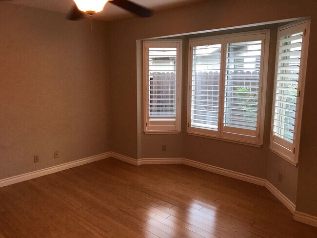 Building Photo - Charming 2/2 in South Davis