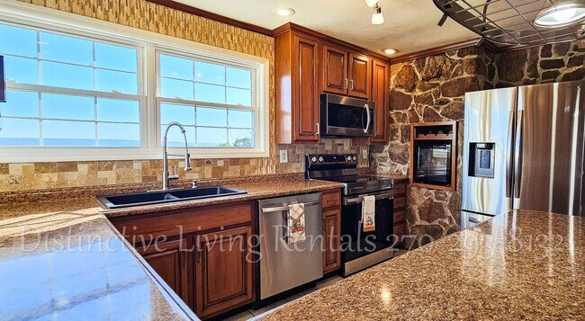 Building Photo - Cozy home with a stunning view!