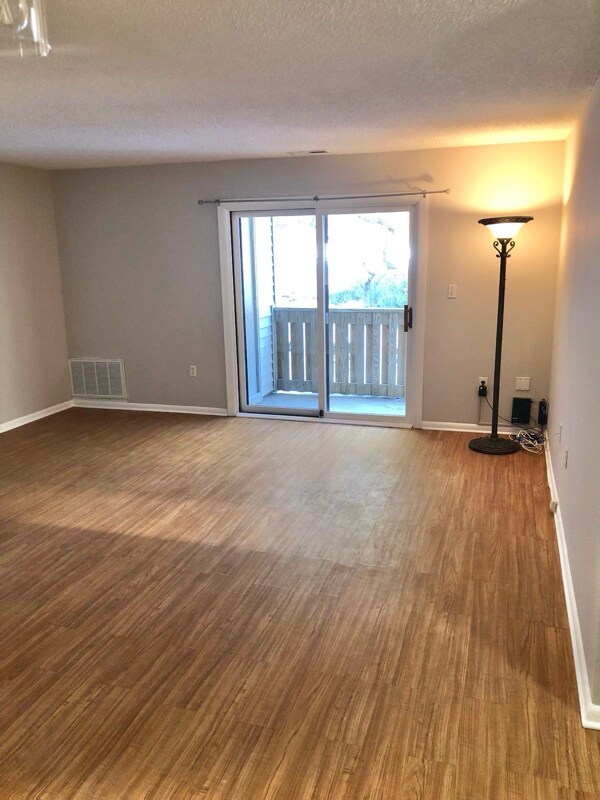 Building Photo - 2210 Ravens Crest Dr