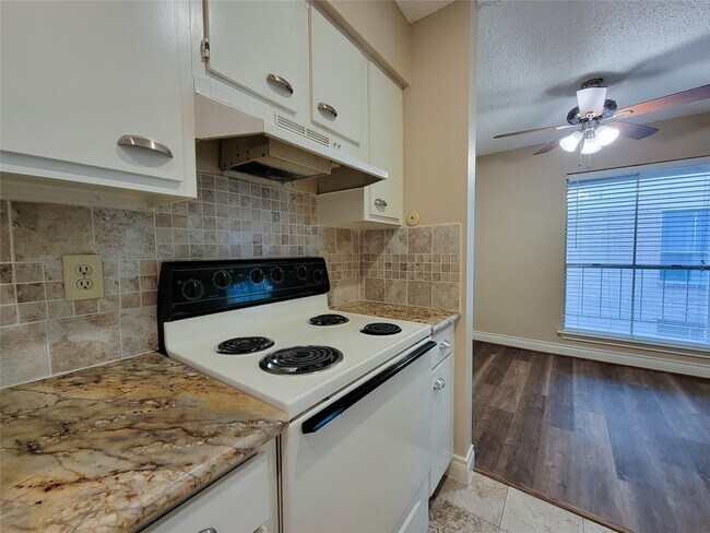 Building Photo - 700 Thicket Ln