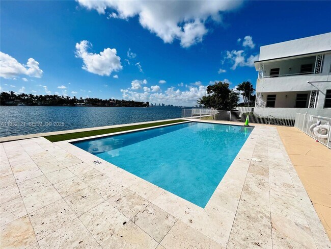 Building Photo - 960 Bay Dr