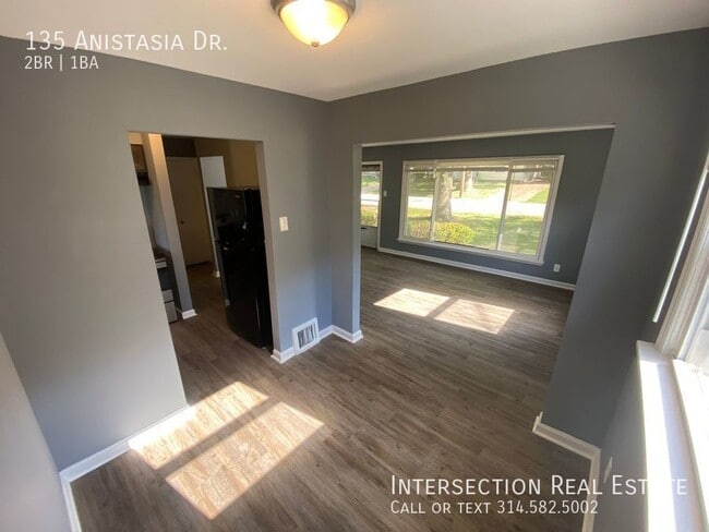 Building Photo - 135 Anistasia Dr