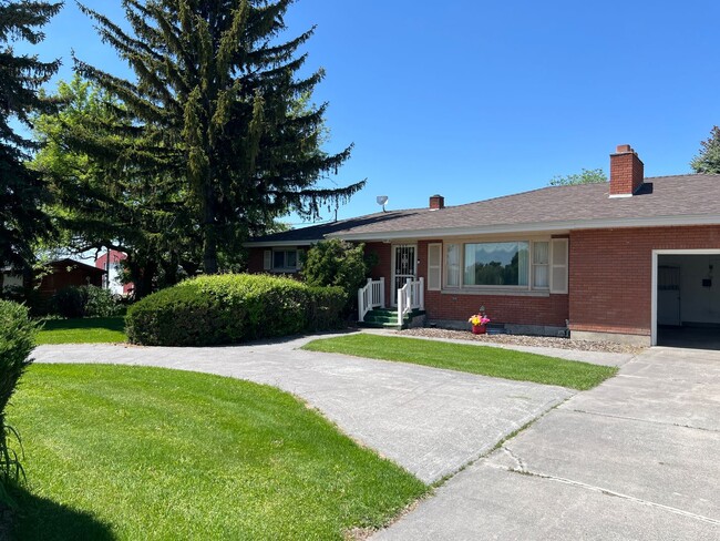 Primary Photo - Charming 4-Bed, 1.5-Bath Home on the Outsk...