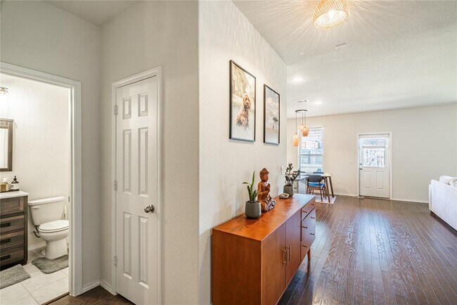Building Photo - 547 Saturnia Dr