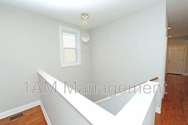 Building Photo - 3242 N Ridgeway Ave