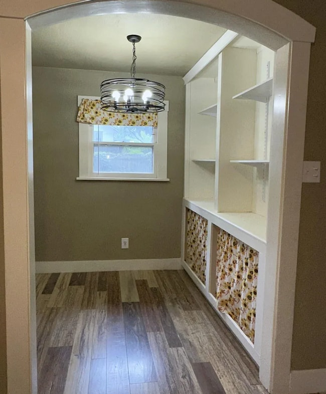Building Photo - Don't Miss Out on this beautiful bungalow!