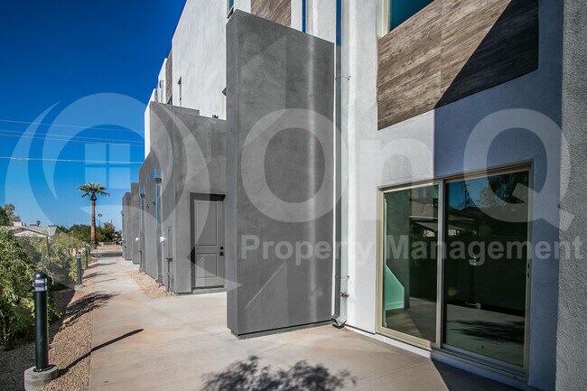 Building Photo - 1443 E Osborn Rd