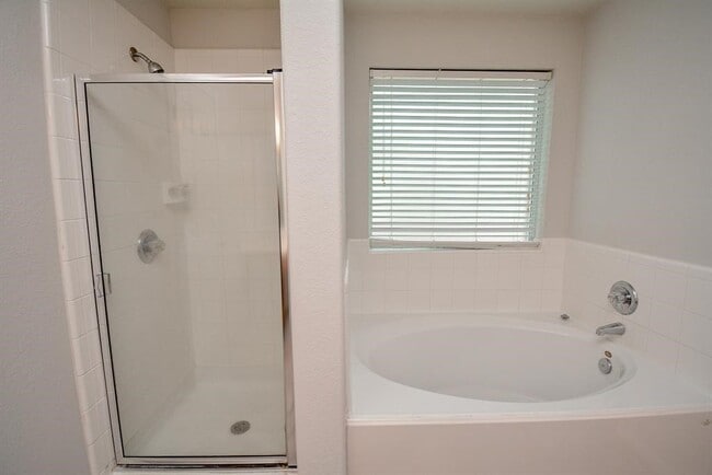 Building Photo - 2306 Ledgeway Ct