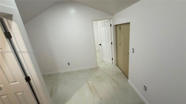 Building Photo - 1150 SW 9th Ave