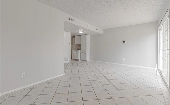 Building Photo - 1402 Bill Carrol Dr