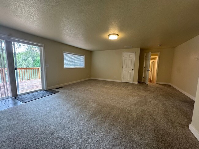 Building Photo - River Front Property