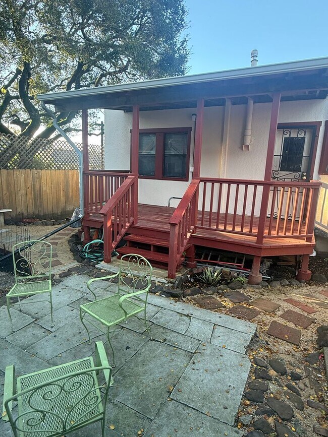 Building Photo - Better an a 3 Bedroom - 2 Bed House with a Studio