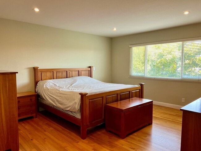 Building Photo - Largest of the very popular Kay floor plan...