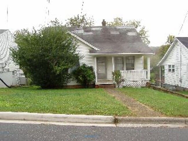 Building Photo - One Level House with Back Deck