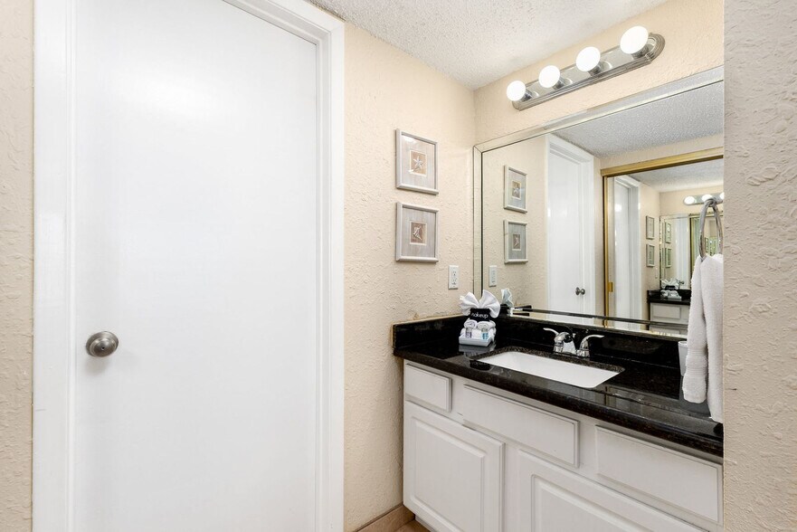 Building Photo - 404 Padre Blvd