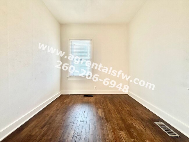 Building Photo - 2 Bedroom House