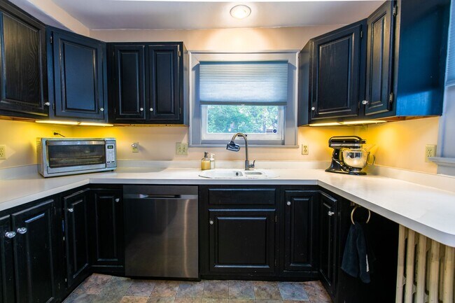 Building Photo - OPEN HOUSE 9/13 11AM-1PM  Beautiful 3-Bedr...