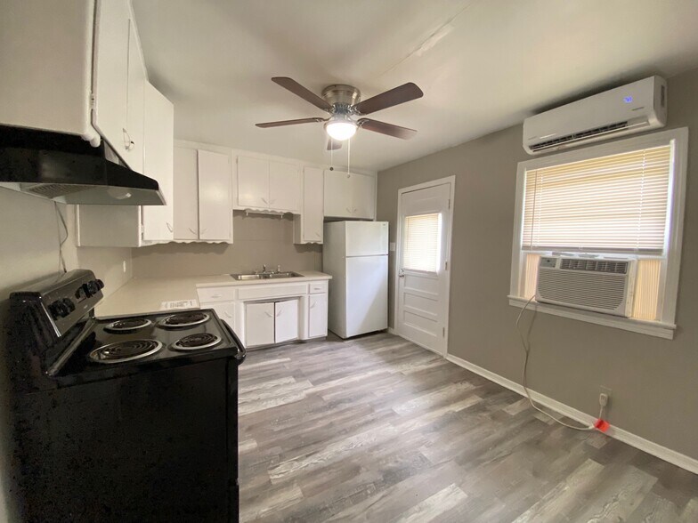 Building Photo - 3712 Woodside Dr