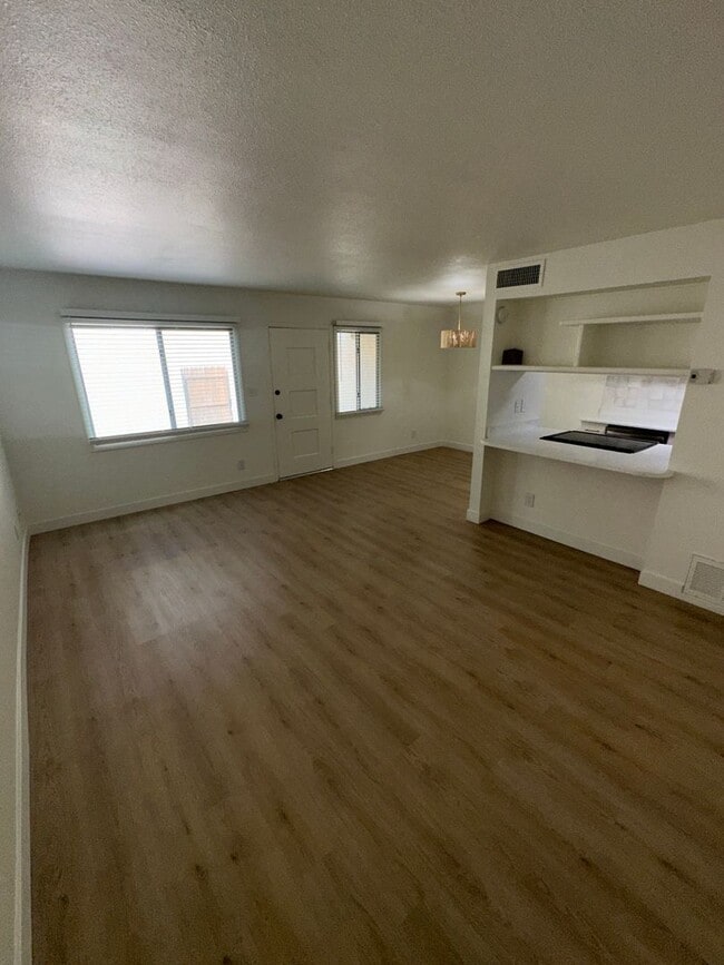 Building Photo - FABULOUSLY REMODELED SCOTTSDALE CONDO