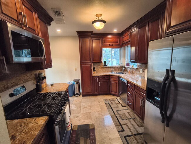 Building Photo - Cozy 3 BD/2 BATH Single Family Home With 2 Floors Located in Albany, Ca.