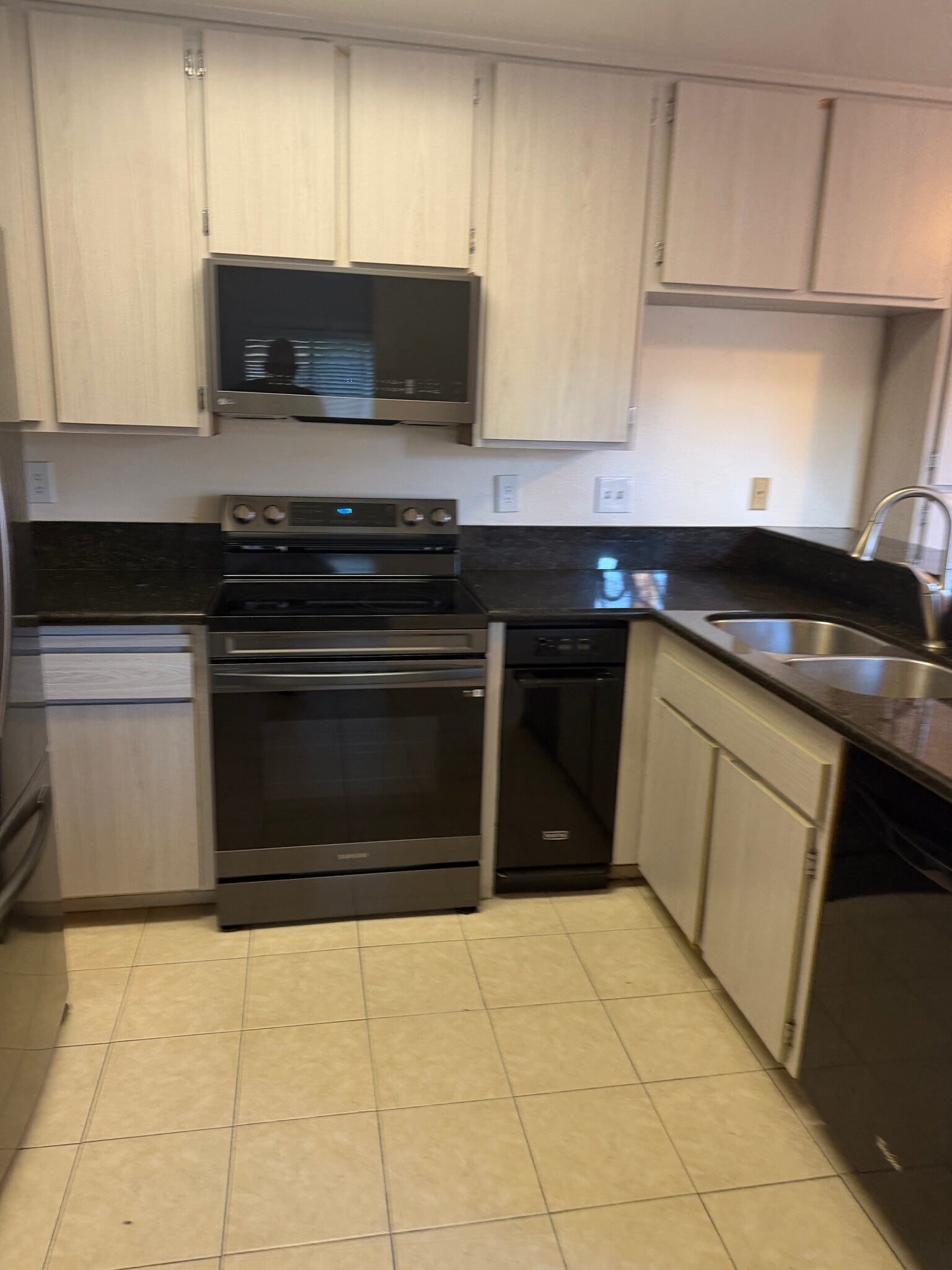 Building Photo - 4500 Villas Dr