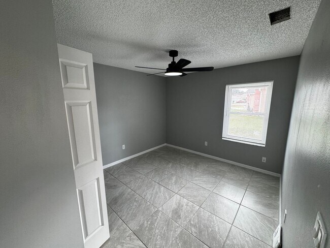 Building Photo - 3-Bedroom Ocala Home, Fenced Yard & Sunroom